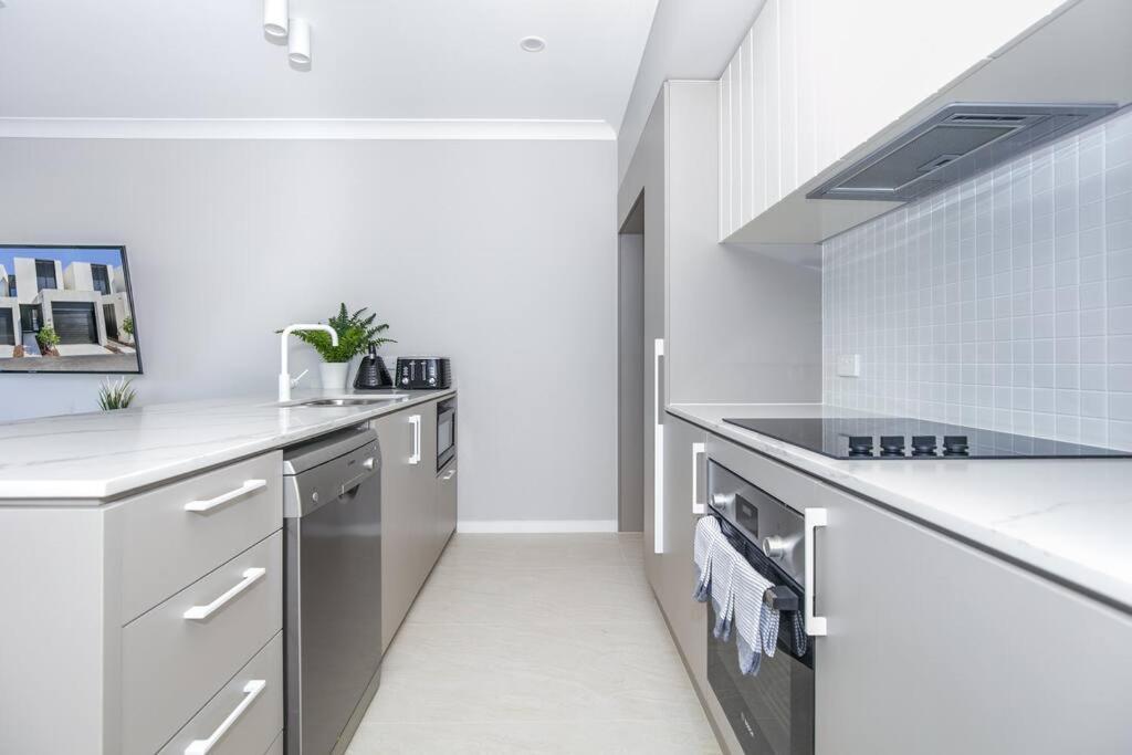 Cheerful 3 Bedroom Townhouse With Parking *