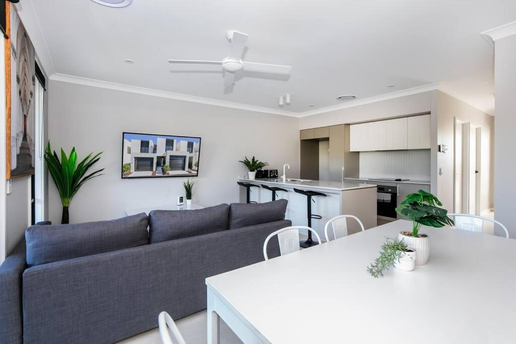 Cheerful 3 Bedroom Townhouse With Parking Holiday home