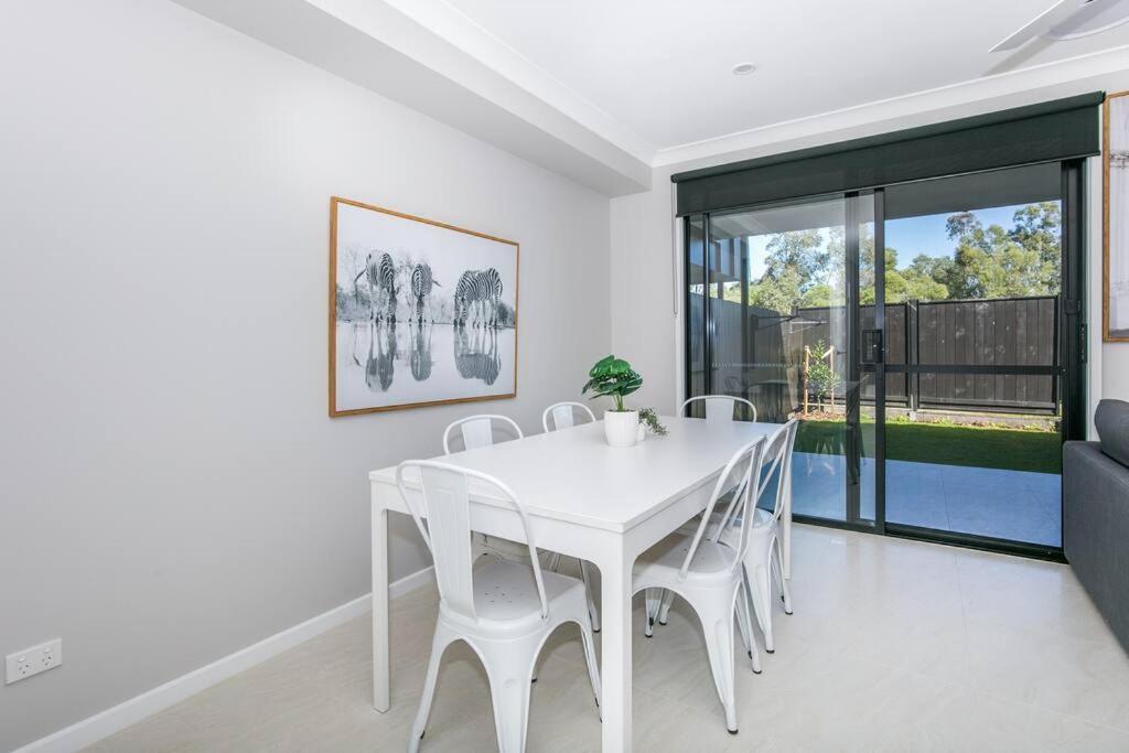 Cheerful 3 Bedroom Townhouse With Parking * Gold Coast