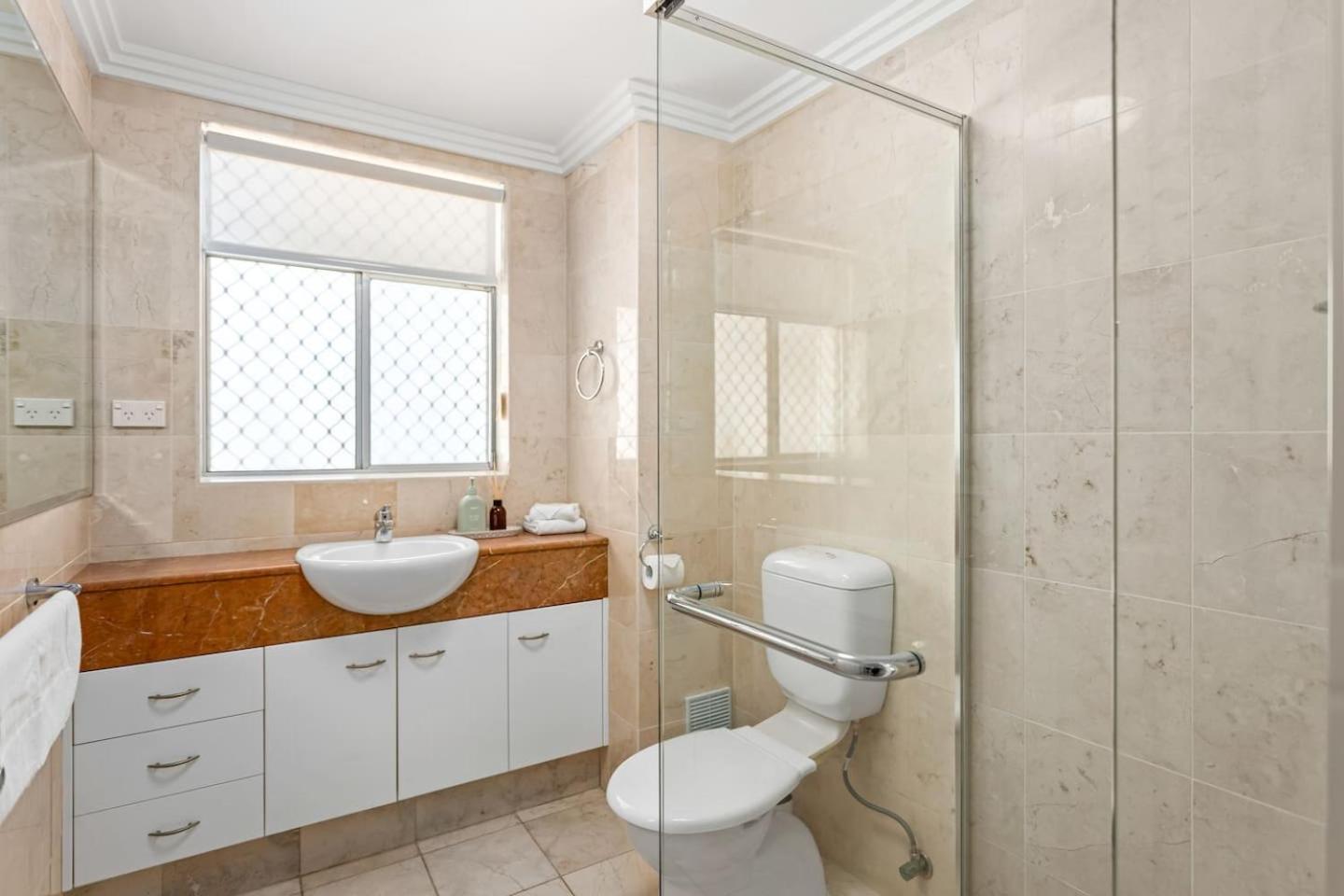 Apartment The Wave Watcher - A Breathtaking Oceanfront Haven Gold Coast