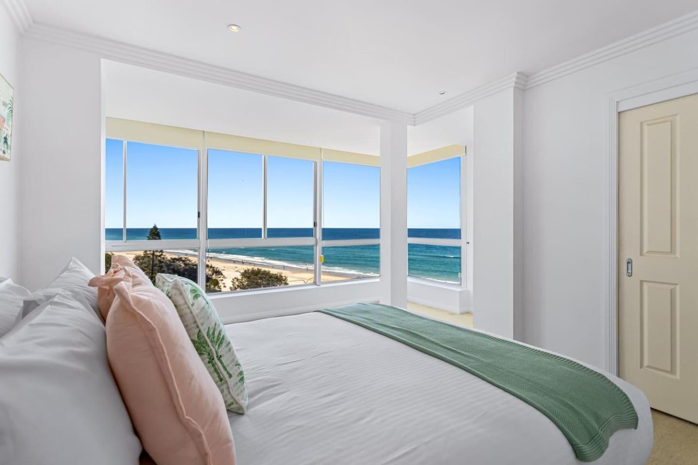 The Wave Watcher - A Breathtaking Oceanfront Haven Apartment