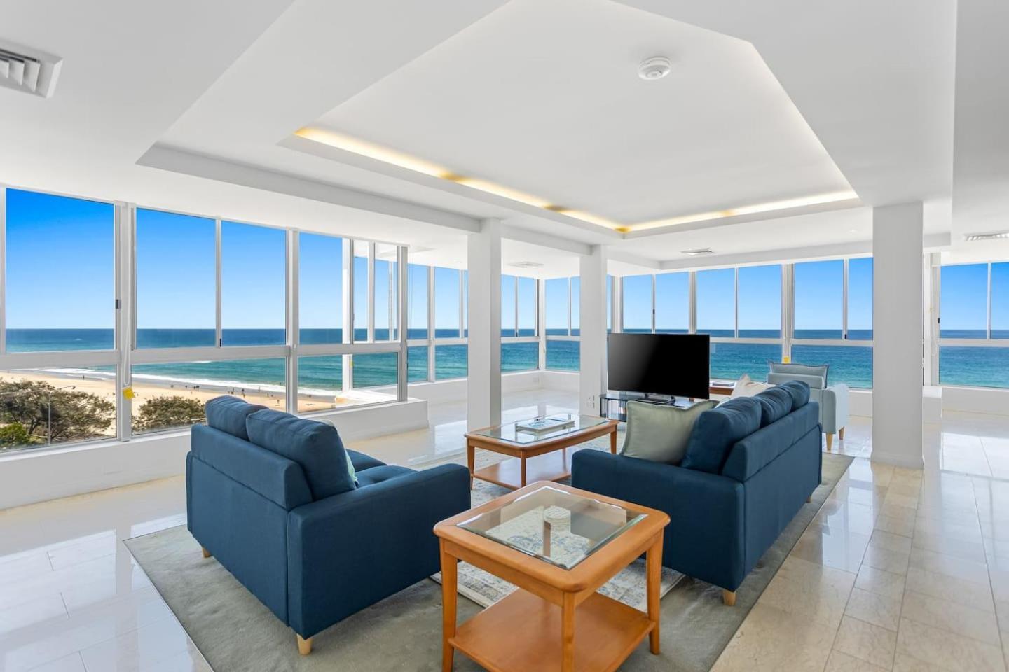The Wave Watcher - A Breathtaking Oceanfront Haven Gold Coast
