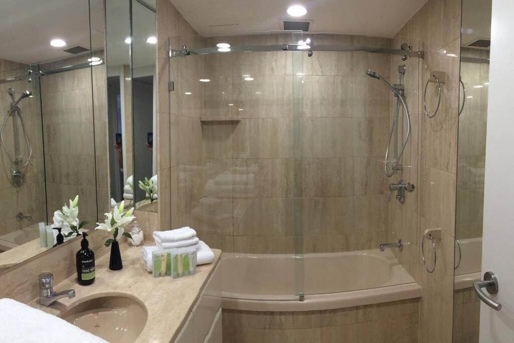 Main High Floor Luxury Contessa Main Apartment