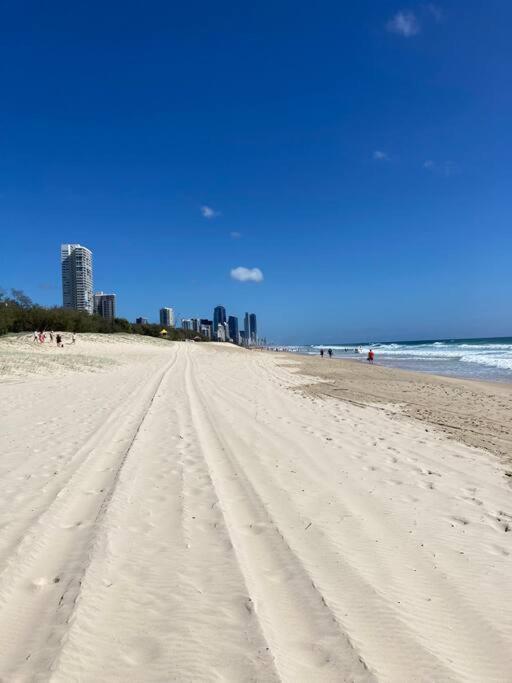 Broadbeach Beachside! Home, Carport, Courtyard, Pools Spas Gold Coast