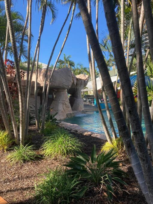 Broadbeach Beachside! Home, Carport, Courtyard, Pools Spas Holiday home *