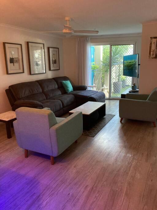 Broadbeach Beachside! Home, Carport, Courtyard, Pools Spas