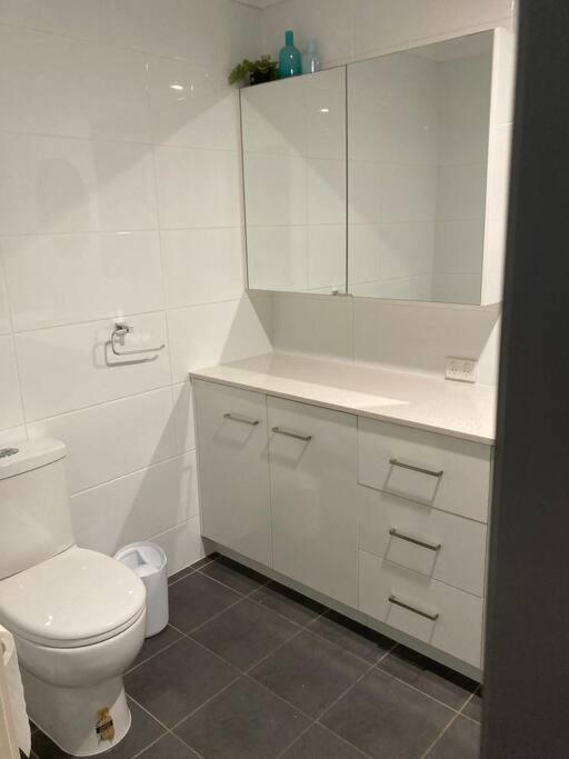 Holiday home Broadbeach Beachside! Home, Carport, Courtyard, Pools Spas Gold Coast