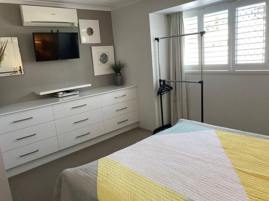 Holiday home Broadbeach Beachside! Home, Carport, Courtyard, Pools Spas