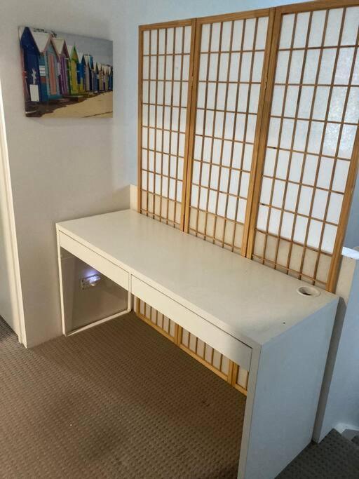 Broadbeach Beachside! Home, Carport, Courtyard, Pools Spas Holiday home *
