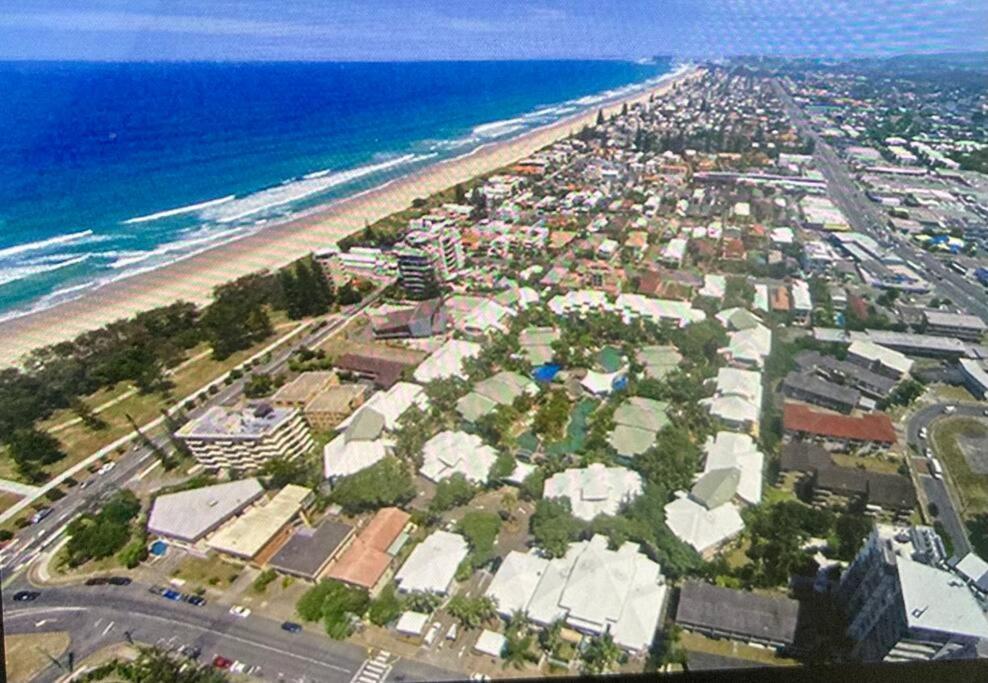 Broadbeach Beachside! Home, Carport, Courtyard, Pools Spas Gold Coast