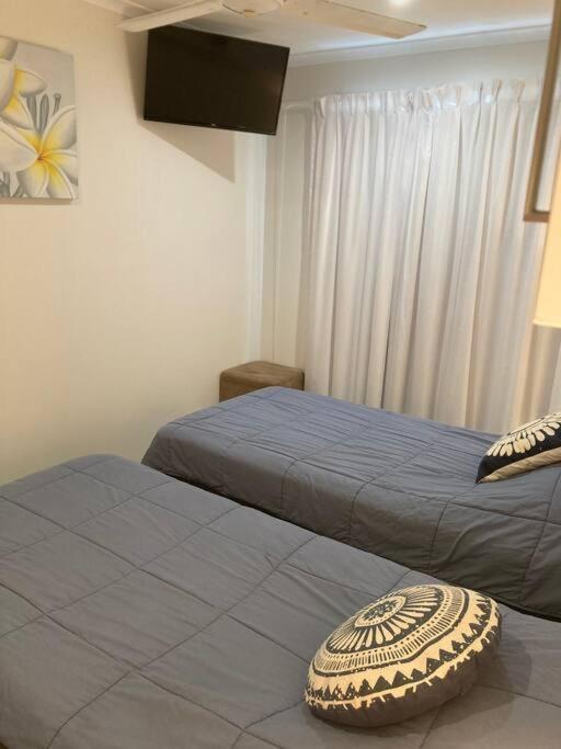 Broadbeach Beachside! Home, Carport, Courtyard, Pools Spas *