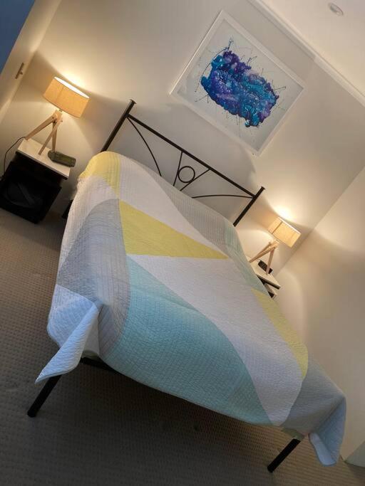 Broadbeach Beachside! Home, Carport, Courtyard, Pools Spas Holiday home *