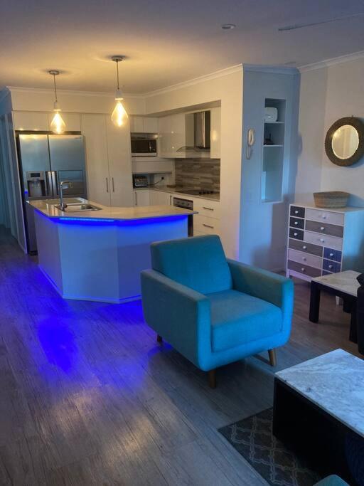 Holiday home Broadbeach Beachside! Home, Carport, Courtyard, Pools Spas Gold Coast