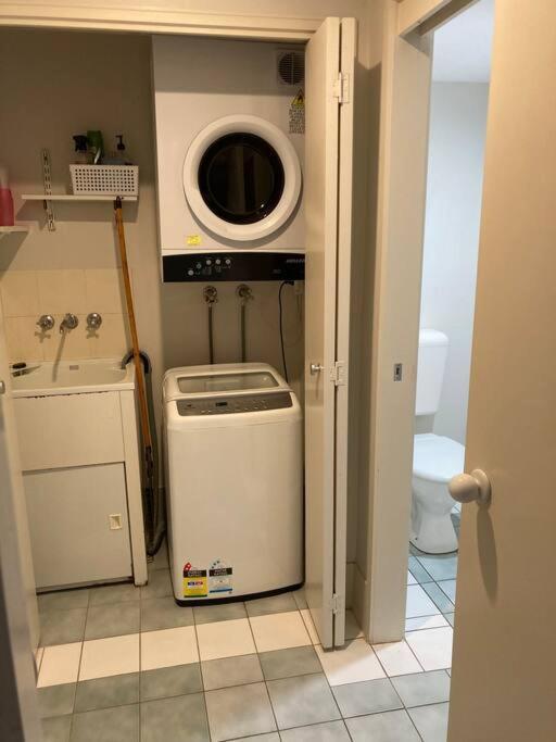 Broadbeach Beachside! Home, Carport, Courtyard, Pools Spas Gold Coast