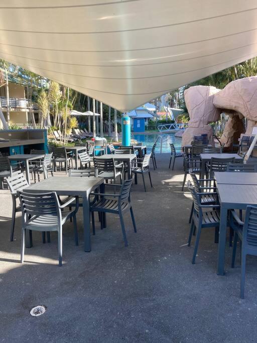 Broadbeach Beachside! Home, Carport, Courtyard, Pools Spas *