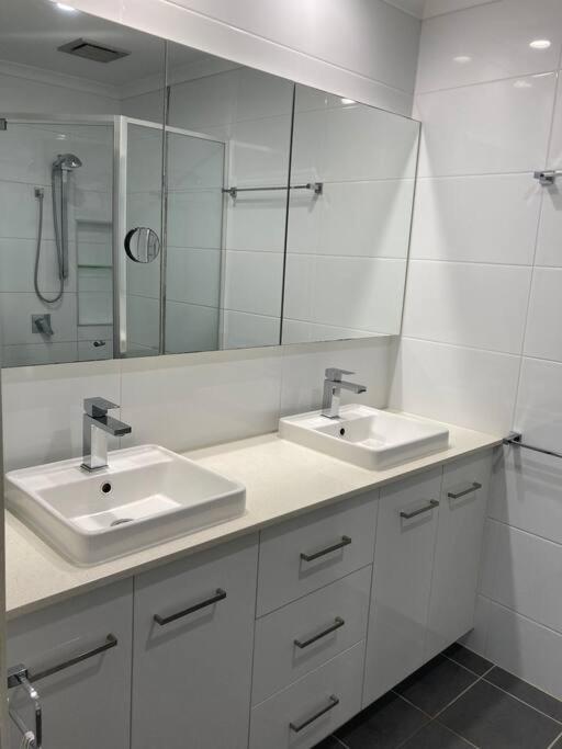 Broadbeach Beachside! Home, Carport, Courtyard, Pools Spas
