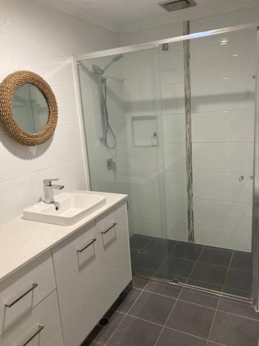 Holiday home Broadbeach Beachside! Home, Carport, Courtyard, Pools Spas