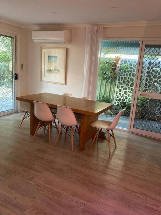 Holiday home Broadbeach Beachside! Home, Carport, Courtyard, Pools Spas *
