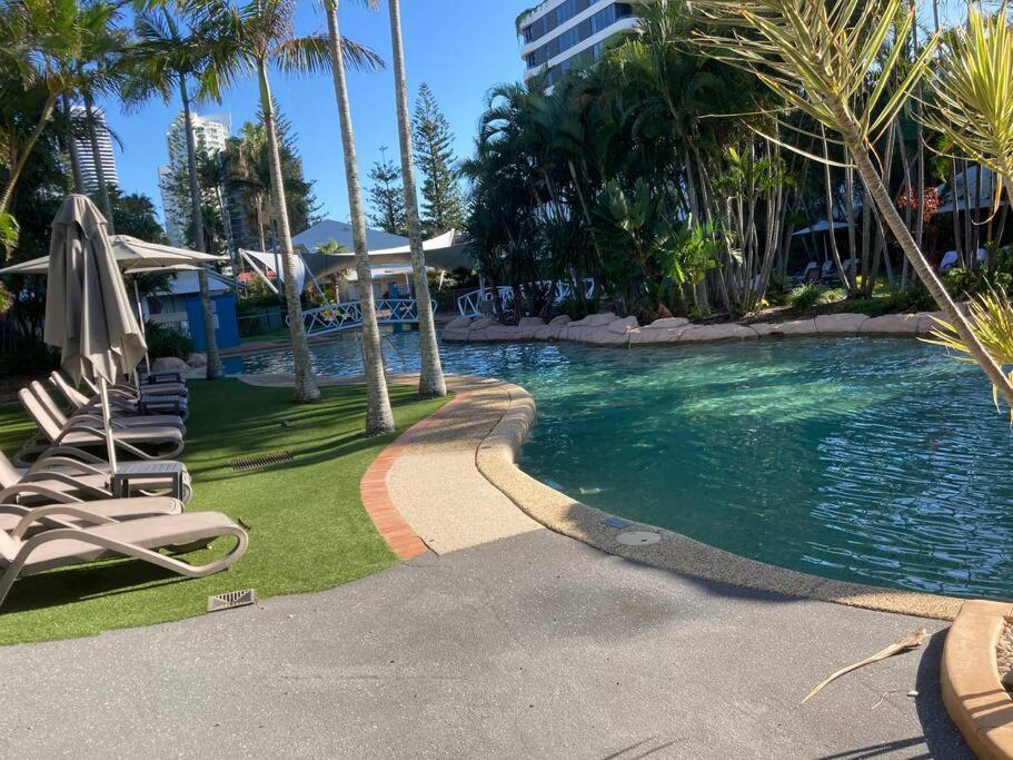 Broadbeach Beachside! Home, Carport, Courtyard, Pools Spas * Gold Coast
