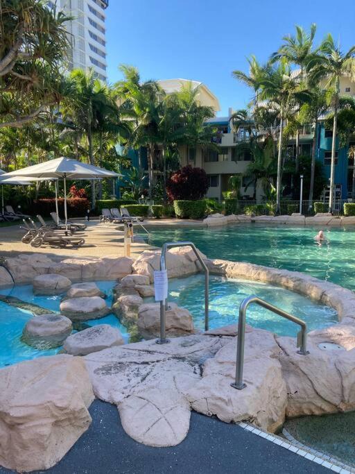Holiday home Broadbeach Beachside! Home, Carport, Courtyard, Pools Spas