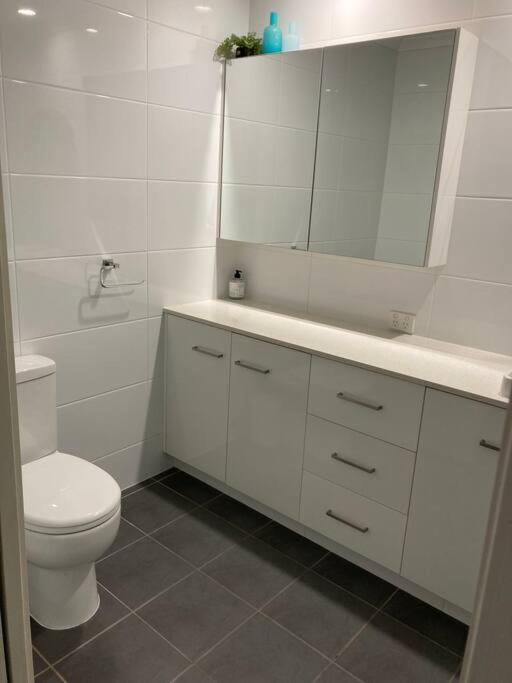 Broadbeach Beachside! Home, Carport, Courtyard, Pools Spas Gold Coast