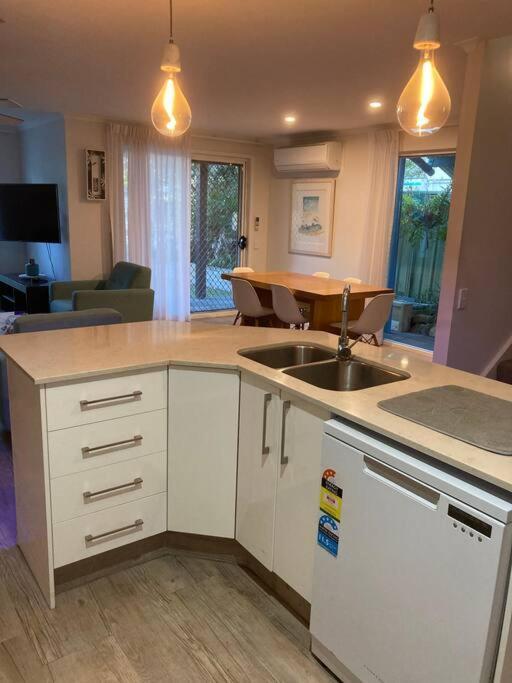 Broadbeach Beachside! Home, Carport, Courtyard, Pools Spas Holiday home