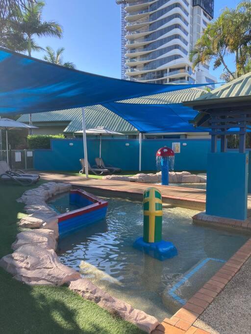 Holiday home Broadbeach Beachside! Home, Carport, Courtyard, Pools Spas Gold Coast