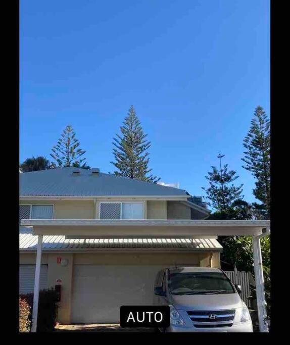 Broadbeach Beachside! Home, Carport, Courtyard, Pools Spas * Gold Coast