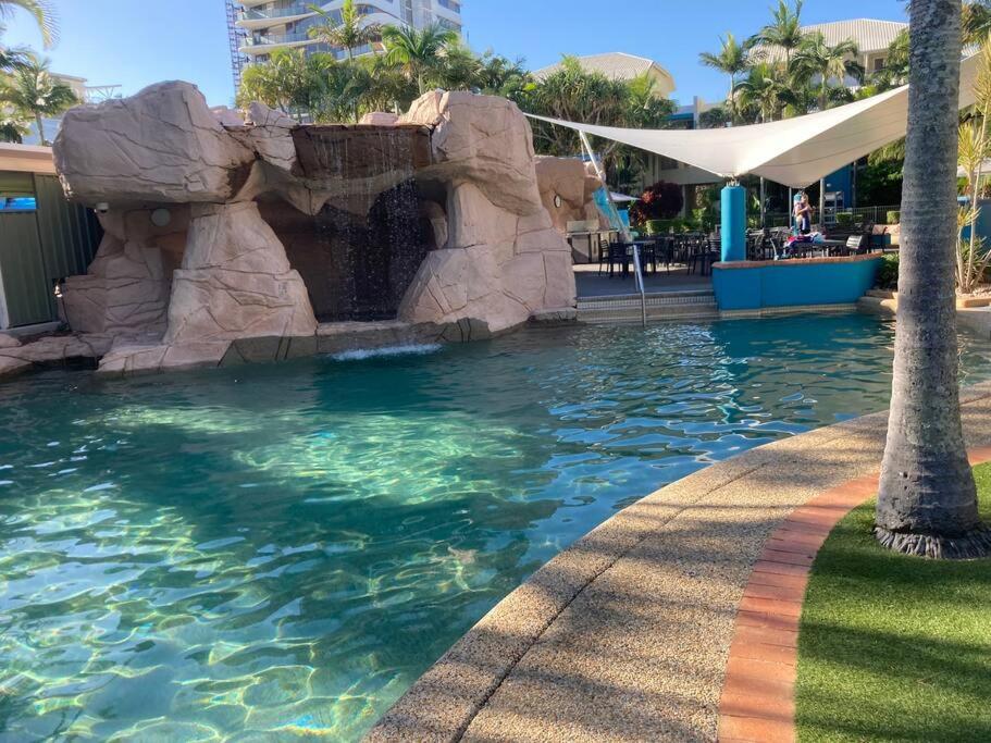 Broadbeach Beachside! Home, Carport, Courtyard, Pools Spas Holiday home *
