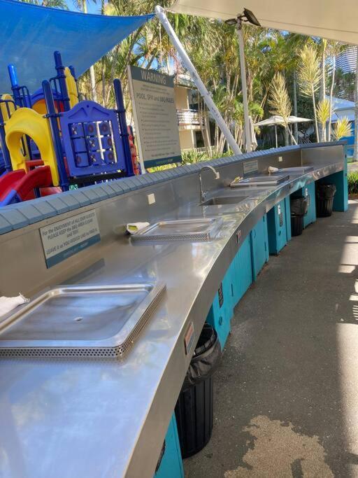 Broadbeach Beachside! Home, Carport, Courtyard, Pools Spas * Gold Coast
