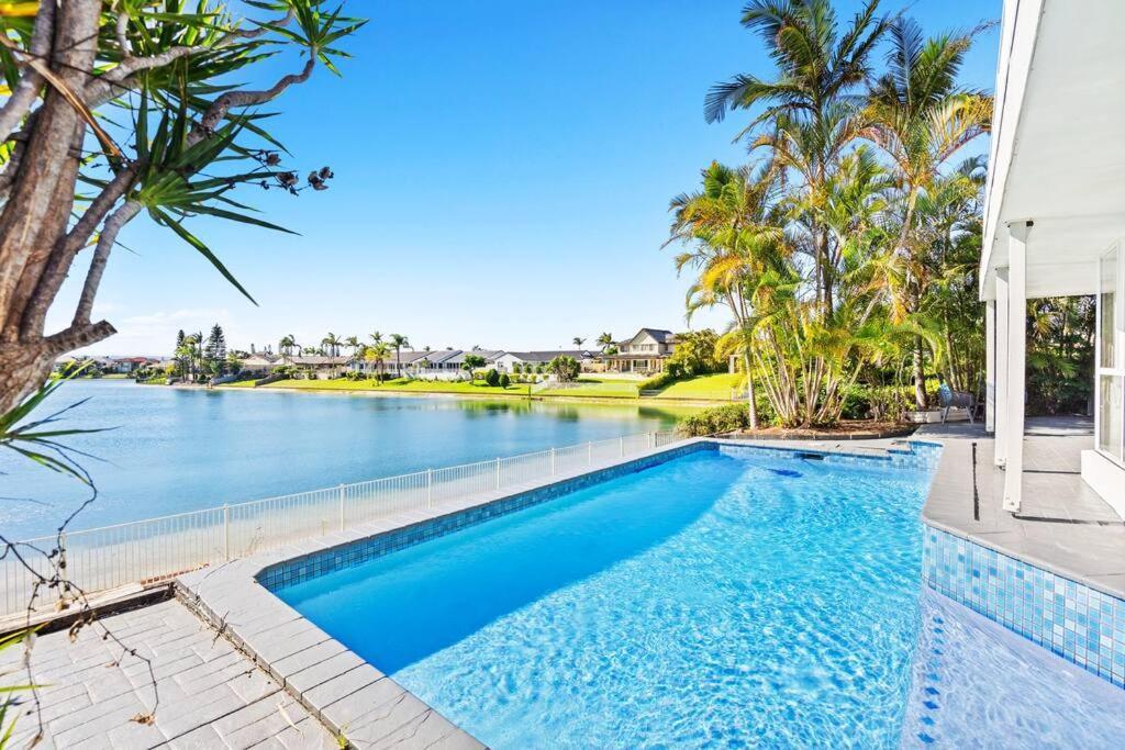Stunning Waterfront Oasis Holiday home *