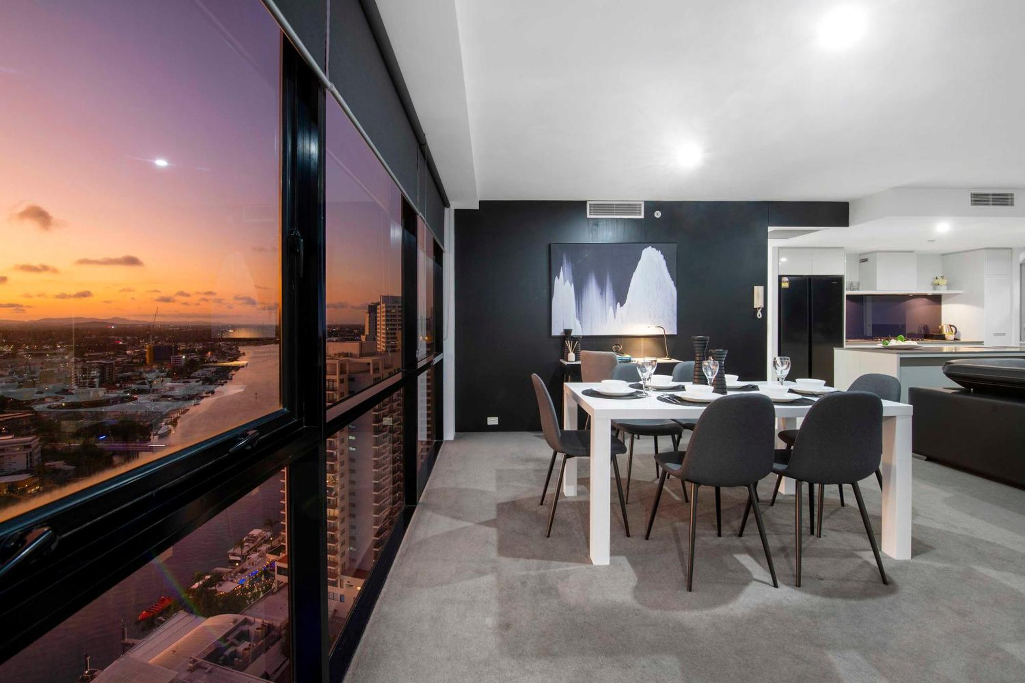 Ocean View With Balcony - Circle On Cavill - Location! - Self Contained & Privately Managed *
