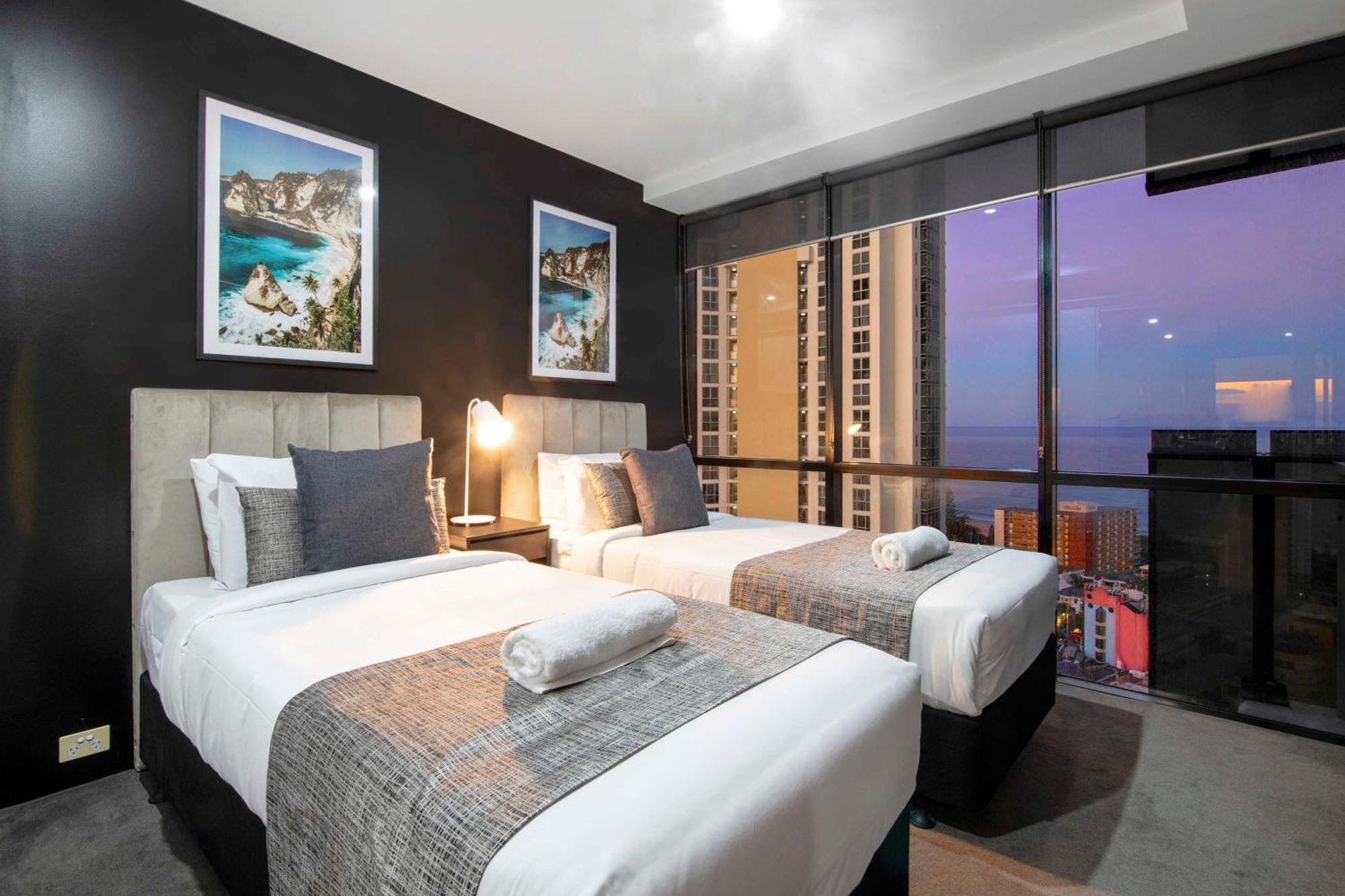Ocean View With Balcony - Circle On Cavill - Location! - Self Contained & Privately Managed