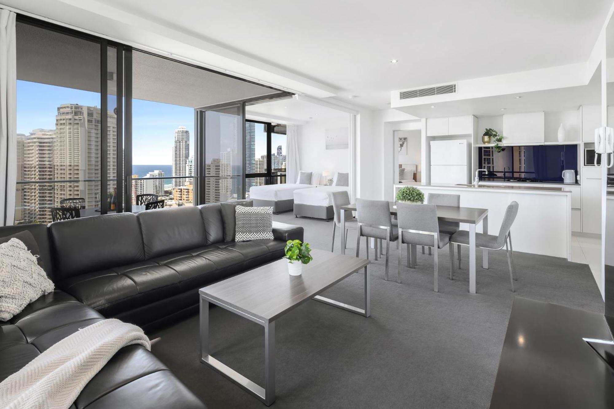 Ocean View With Balcony - Circle On Cavill - Location! - Self Contained & Privately Managed Gold Coast