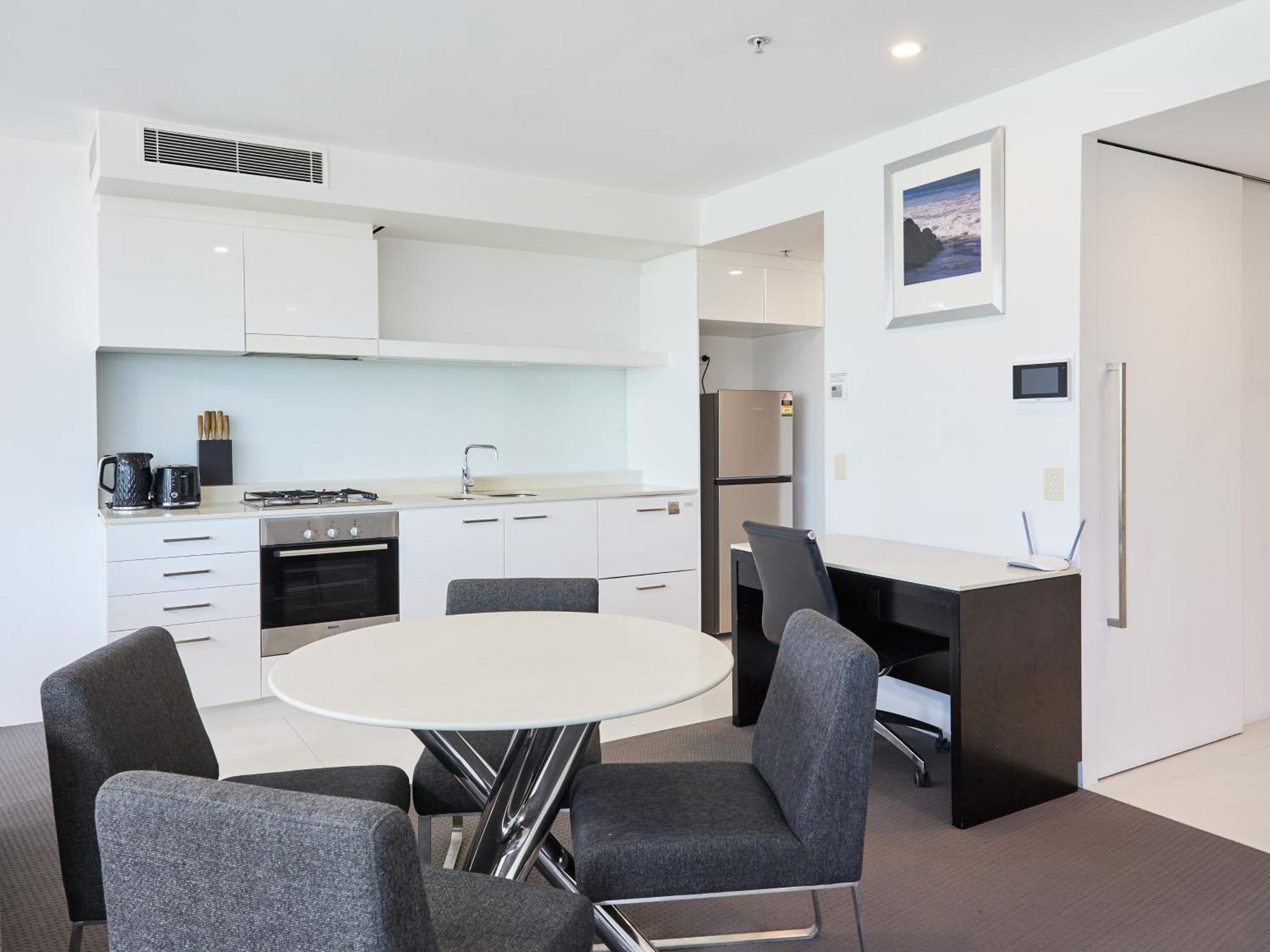 Serain Residences On 9 Hamilton Avenue * Gold Coast