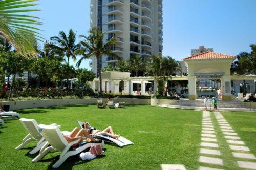 Picturesque Waterviews2br In Chevron Renaissance