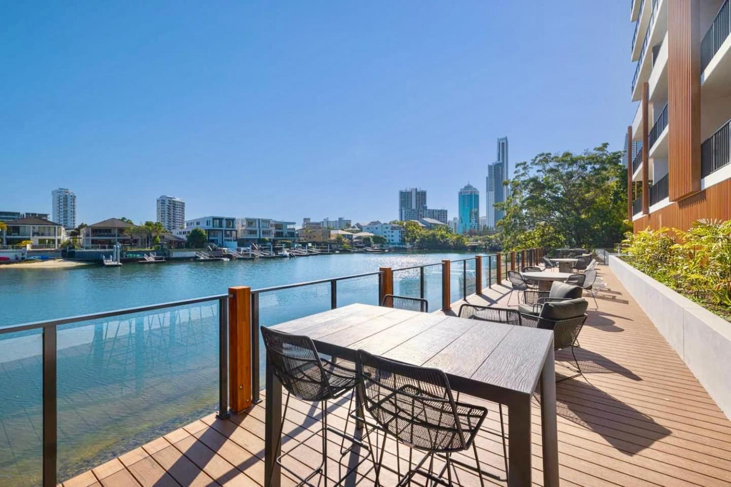 E.s. Surfers Paradise *