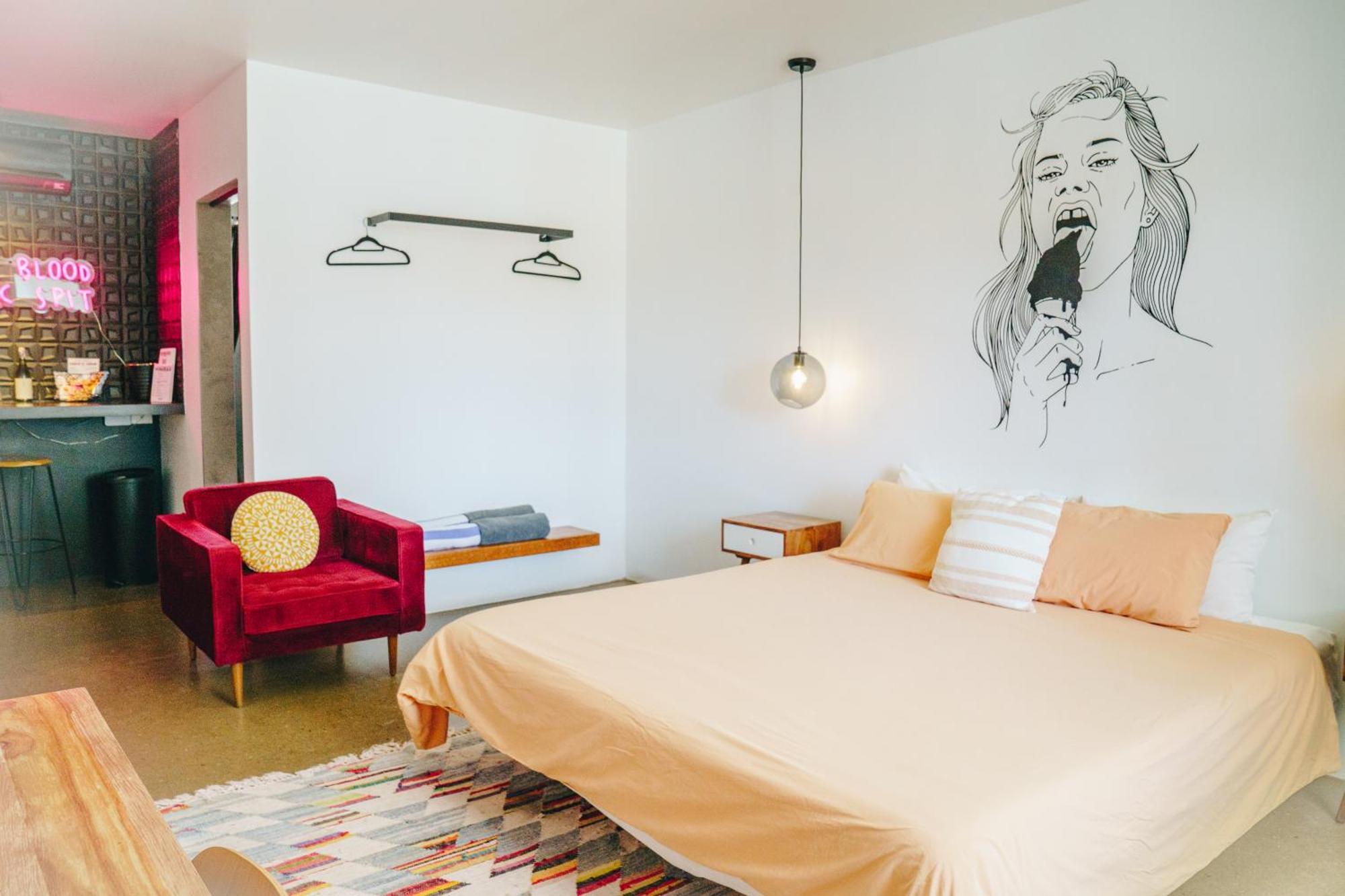 The Pink Coolangatta Hotel 4*