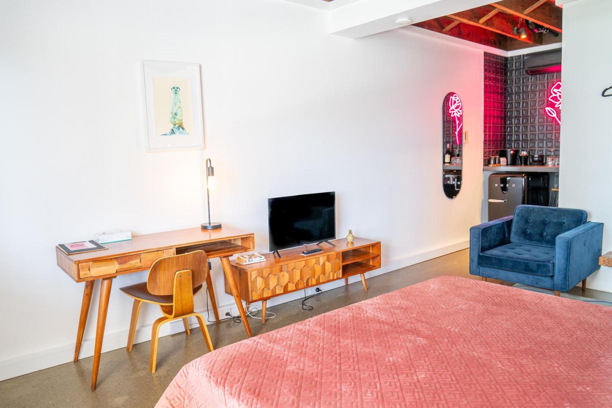 Hotel The Pink Coolangatta Gold Coast