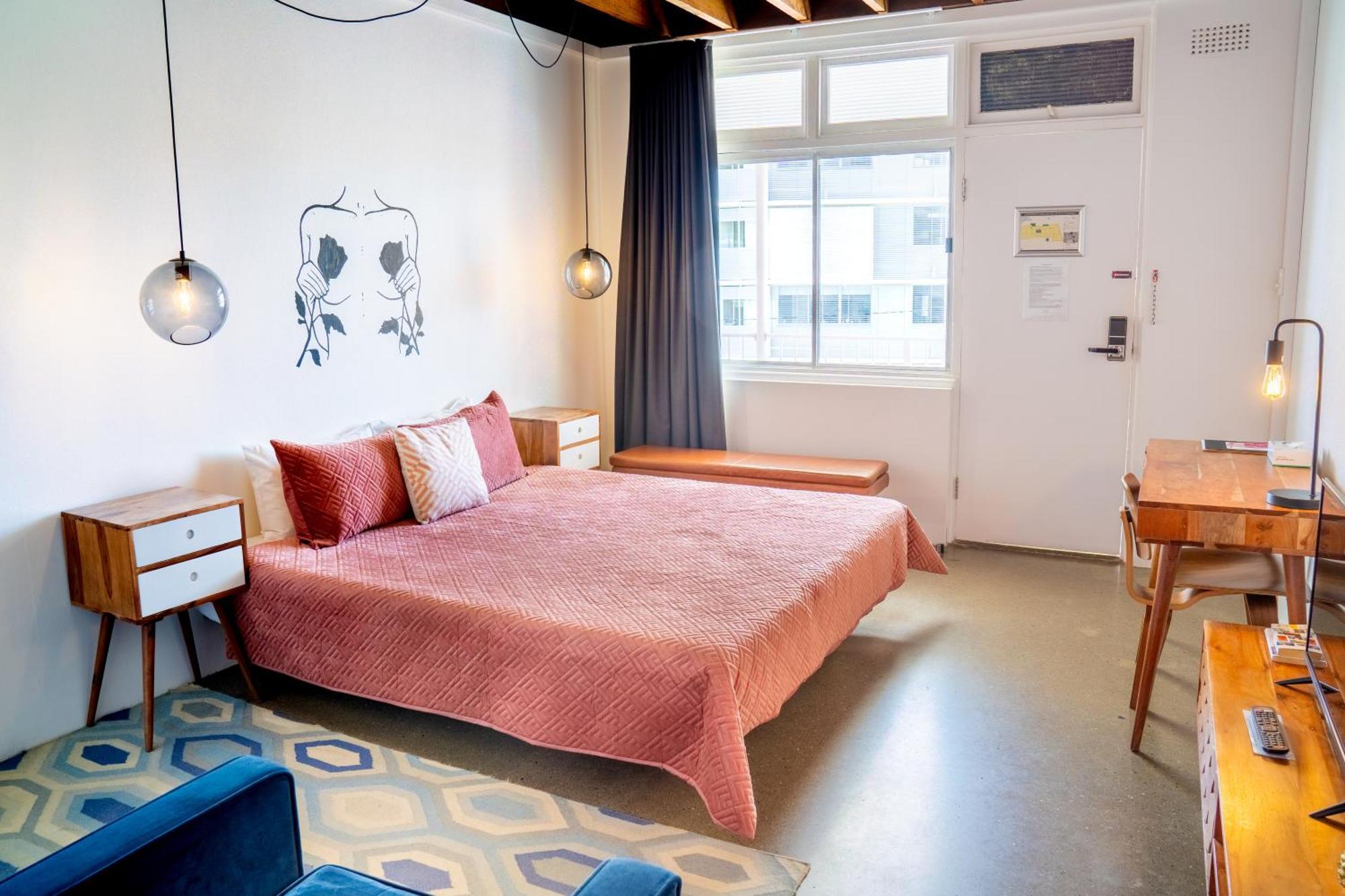 The Pink Coolangatta Hotel 4*