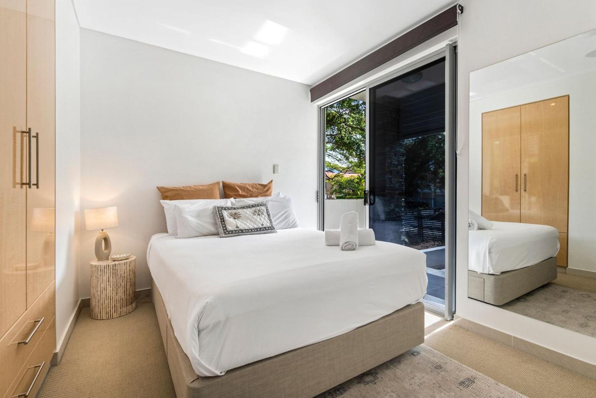 Waterfront Oasis In Runaway Bay - Coasthm Apartment