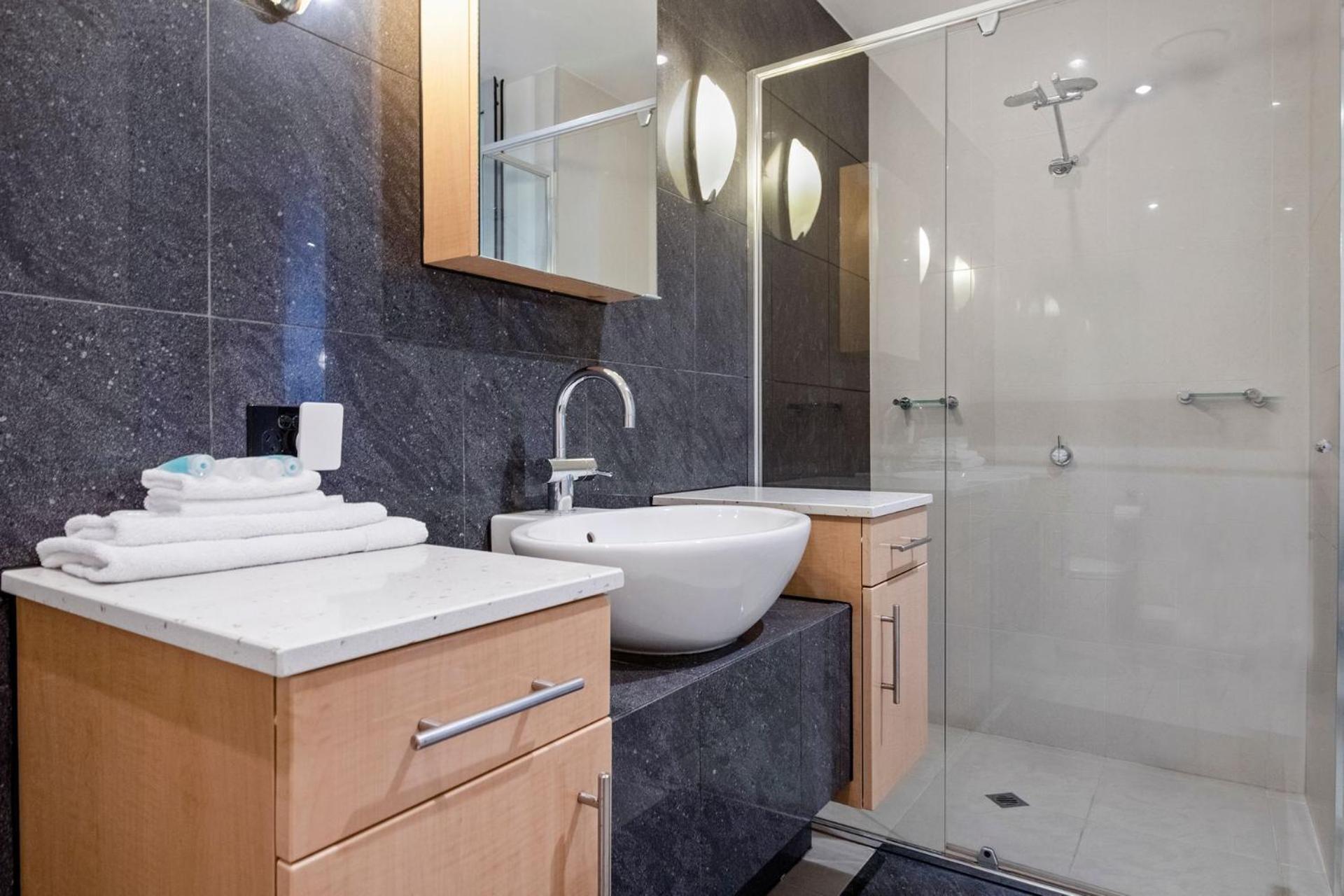 Waterfront Oasis In Runaway Bay - Coasthm *