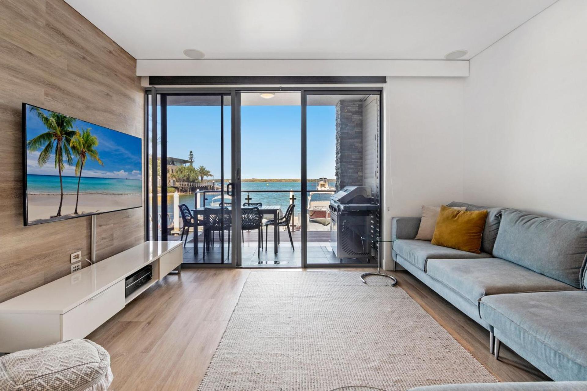Apartment Waterfront Oasis In Runaway Bay - Coasthm