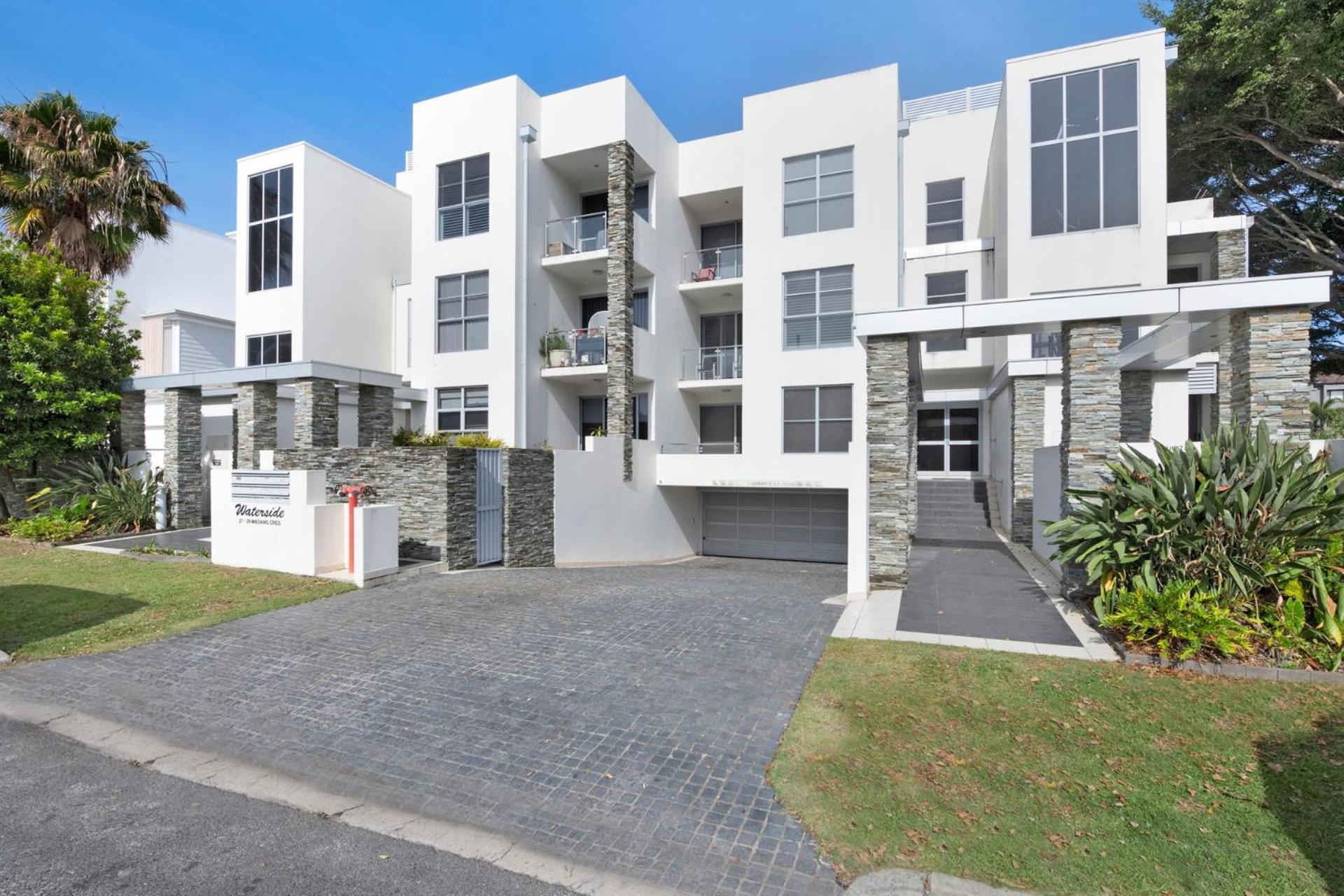 Waterfront Oasis In Runaway Bay - Coasthm Apartment