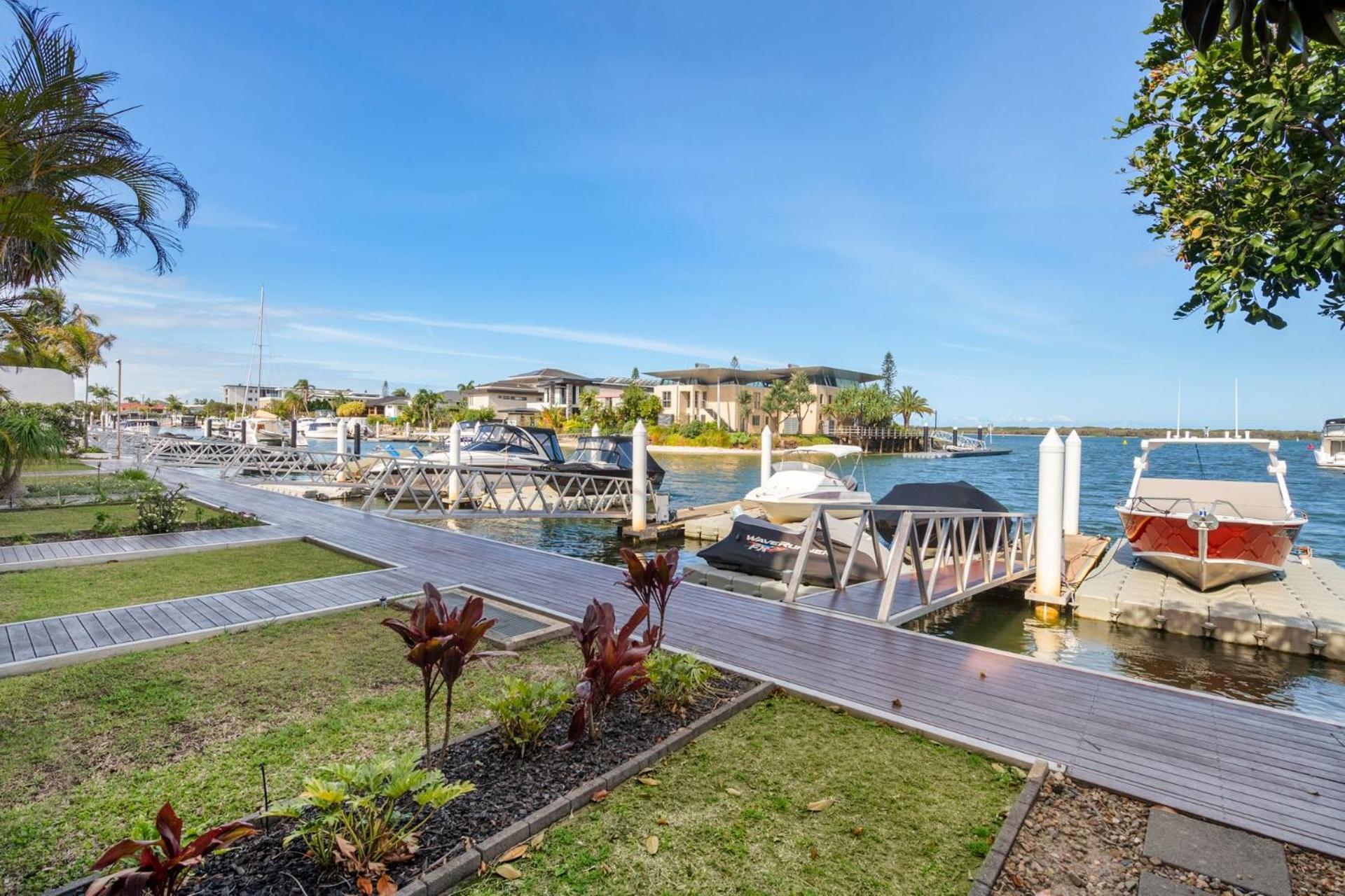 Apartment Waterfront Oasis In Runaway Bay - Coasthm