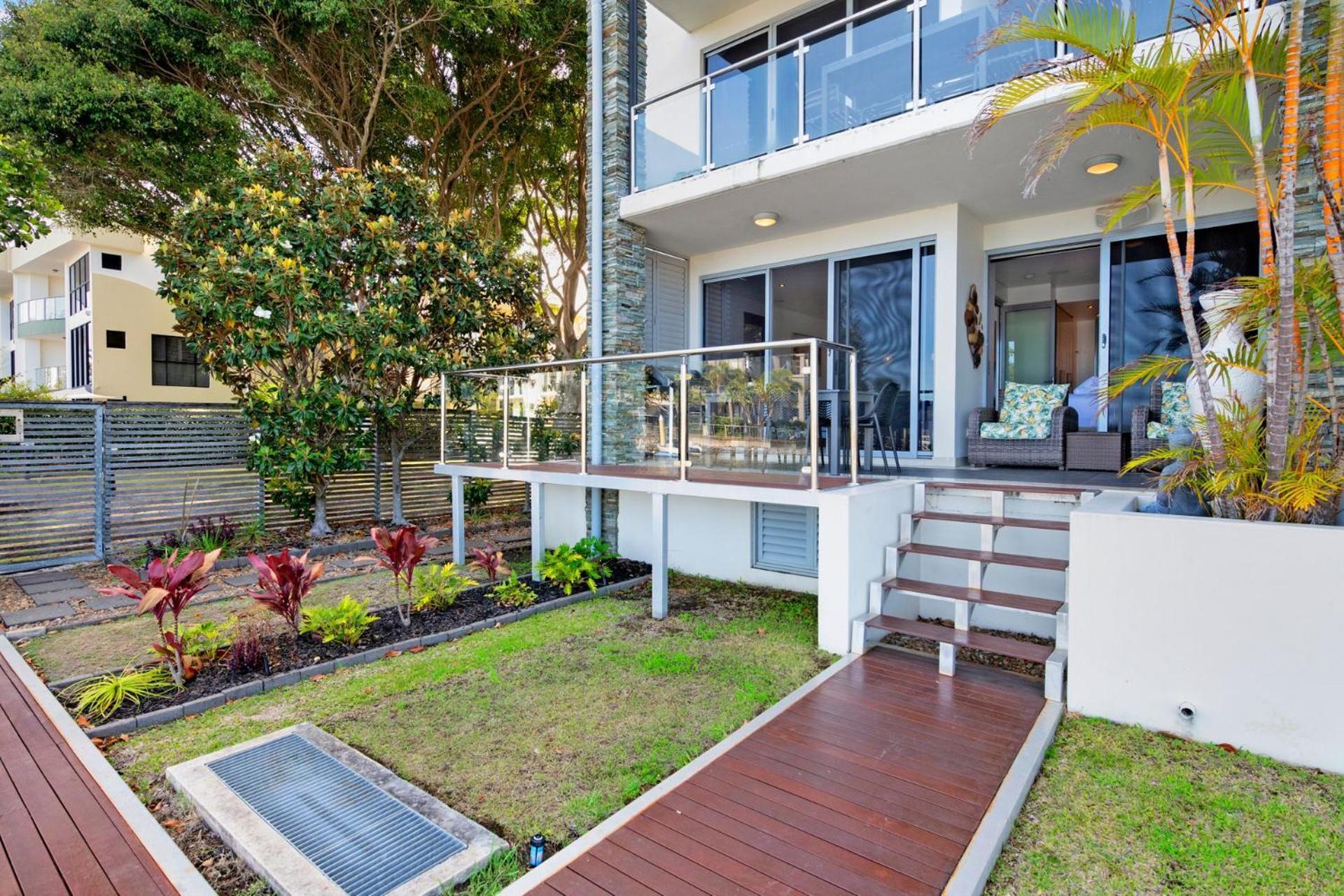 Waterfront Oasis In Runaway Bay - Coasthm *