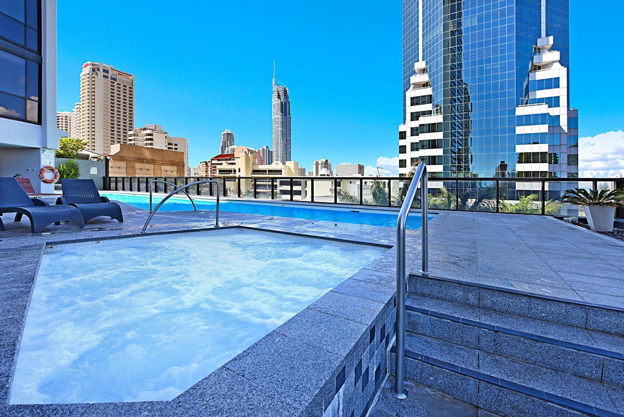 Circle On Cavill Skyhigh Hinterland Retreat Apartment *