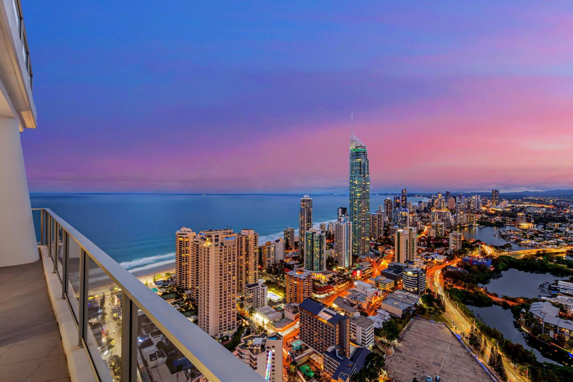 Circle On Cavill Sky High Ocean View Sub-penthouses - Self Contained & Privately Managed - Wow Apartment