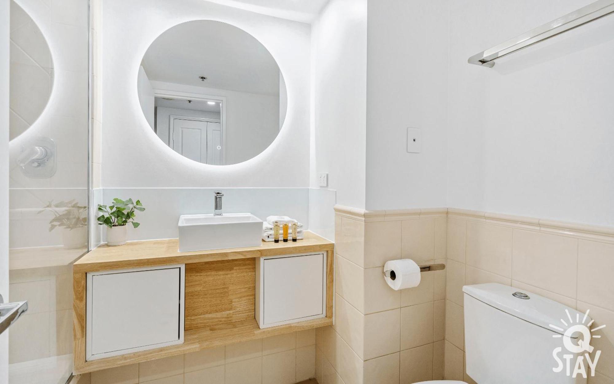 Legends Surfers Paradise Mid Week Madness Deal - Q Apartment Gold Coast