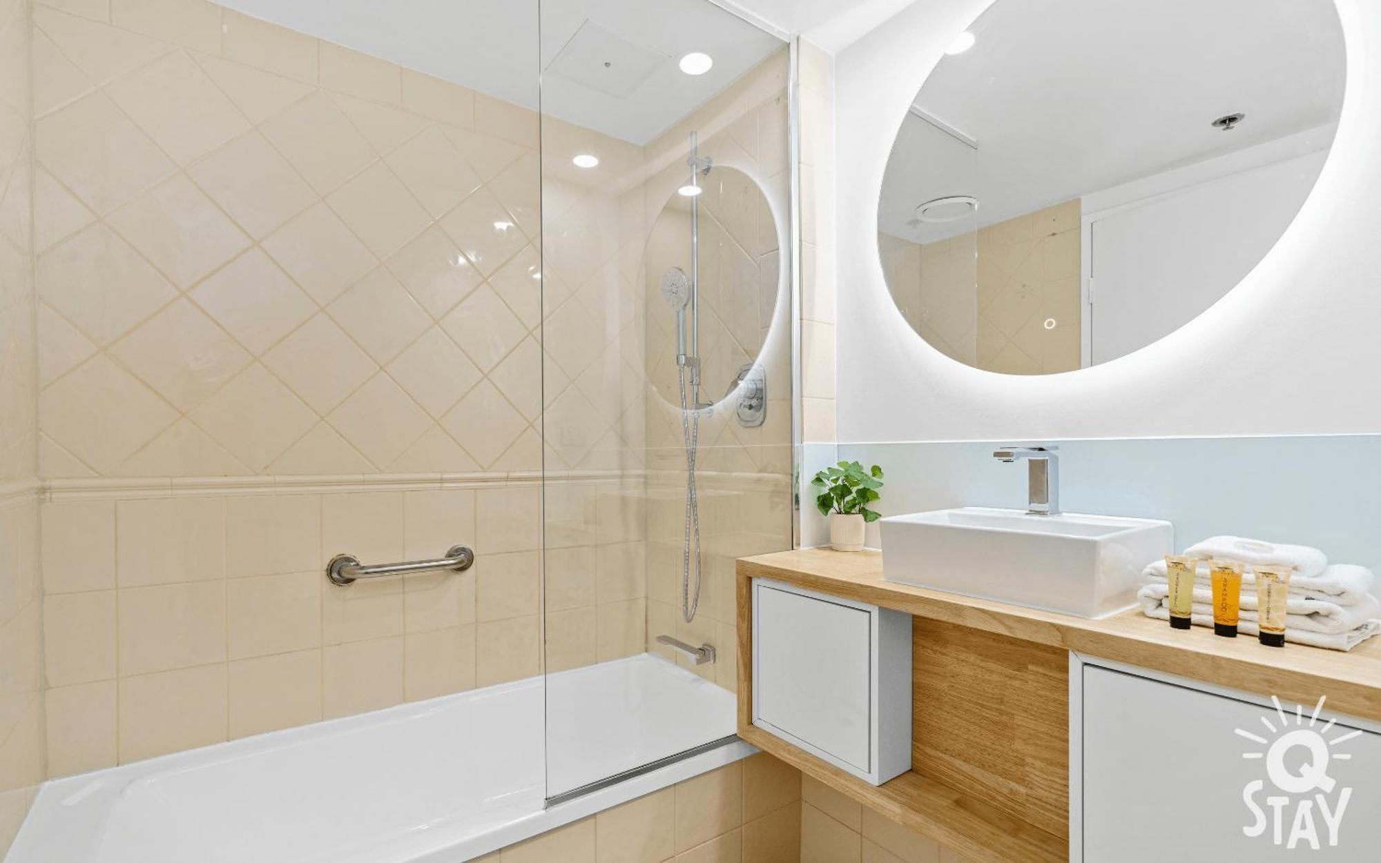 Apartment Legends Surfers Paradise Mid Week Madness Deal - Q *